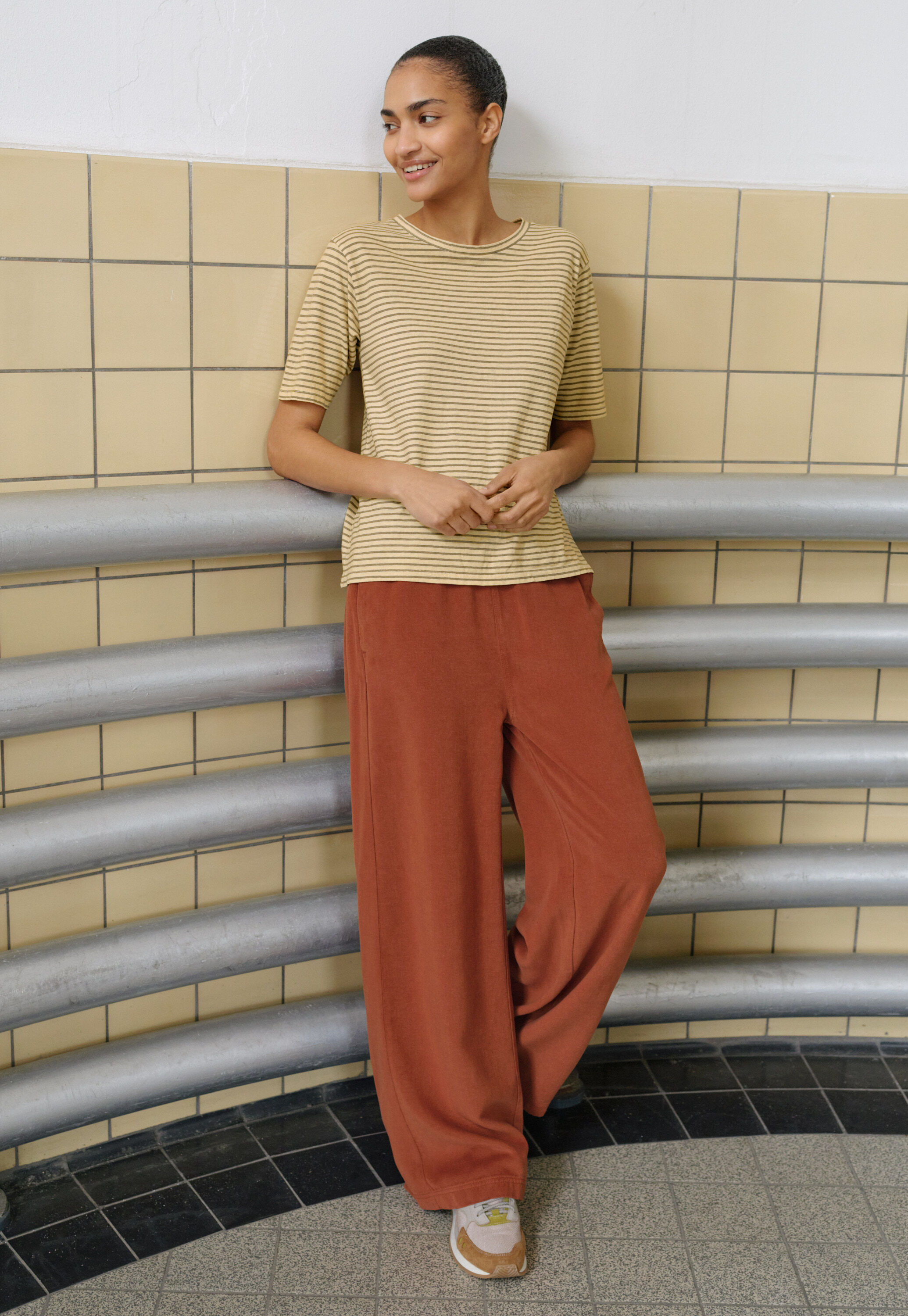 K&uuml;rzer geschnittene Hose mit weitem Bein