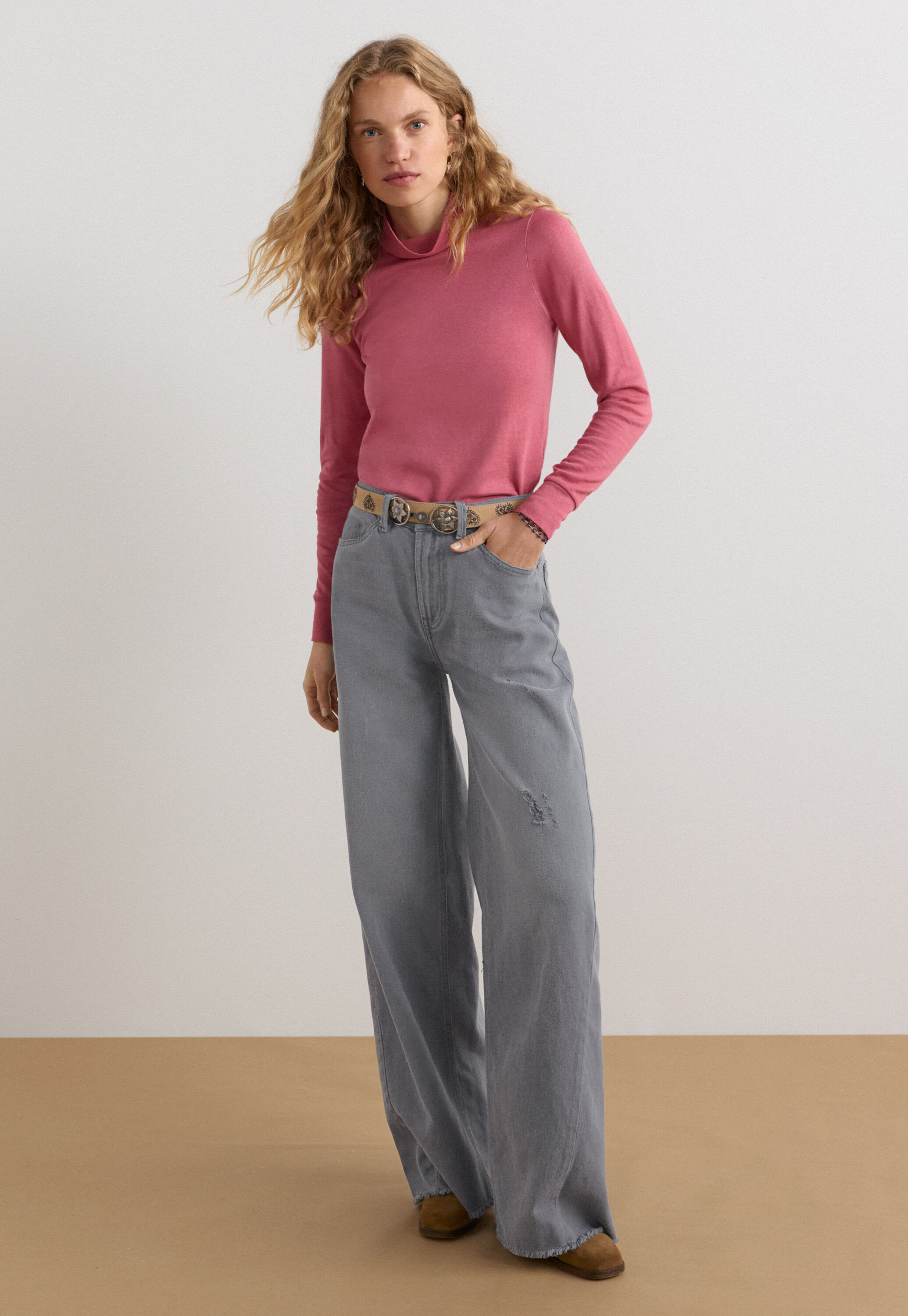 K&uuml;rzer geschnittene Hose mit weitem Bein