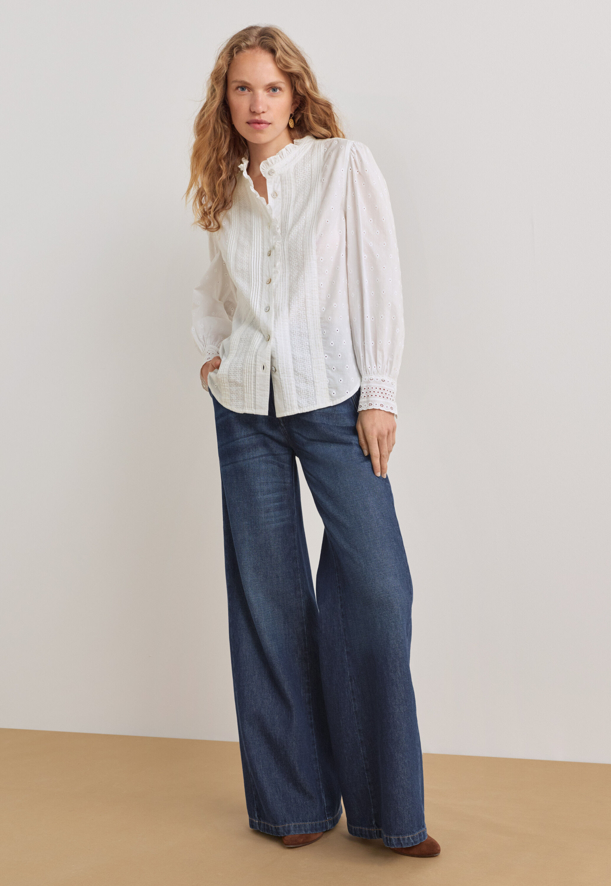 Broderie-Bluse mit R&uuml;schenkragen, Wei&szlig;, large
