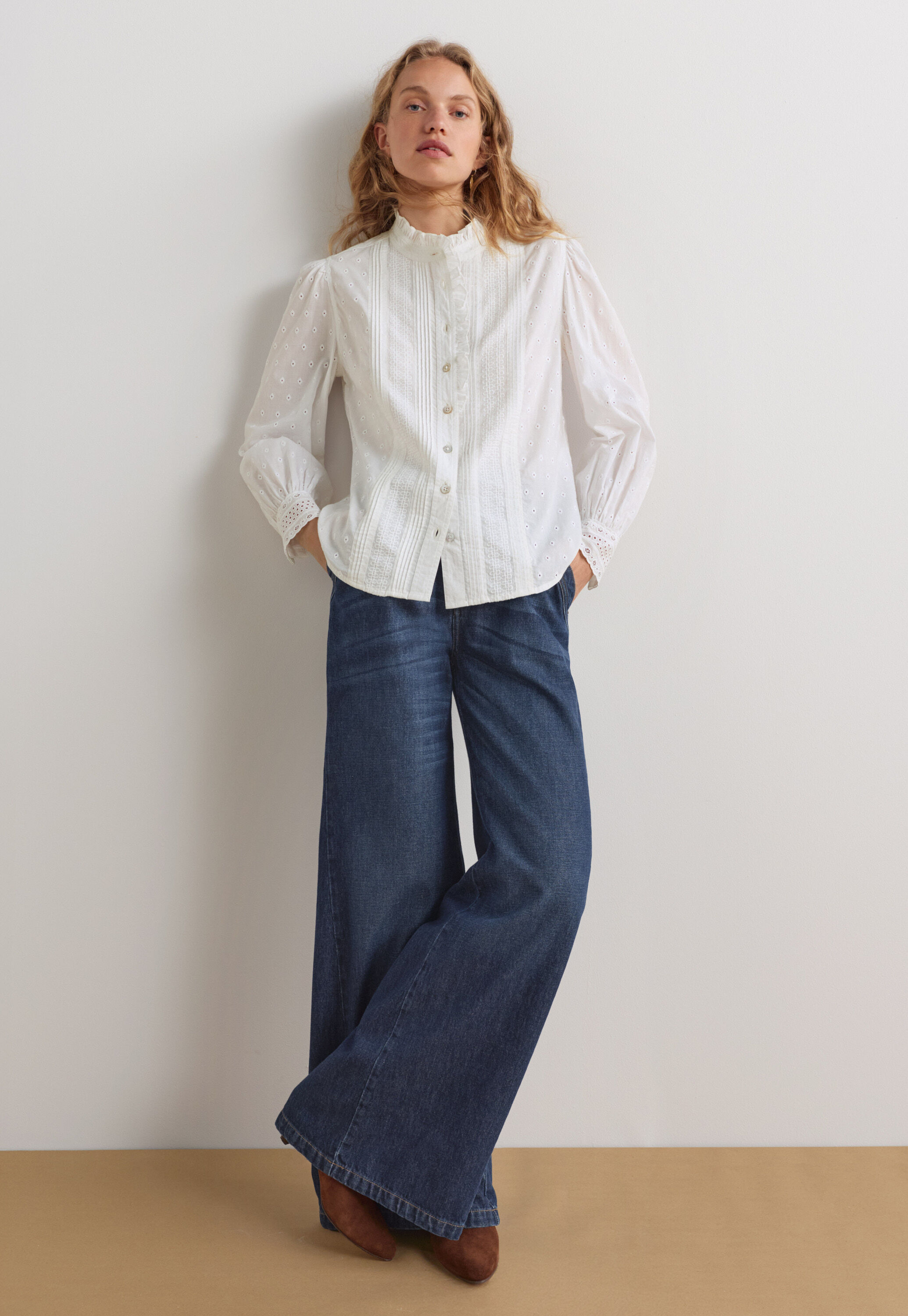 Broderie-Bluse mit R&uuml;schenkragen