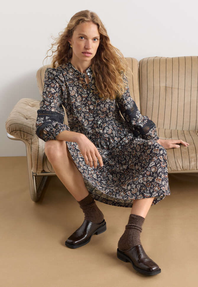 Print-Kleid mit tiefer Taille, Kohlschwarz/Nerz, completeTheLook